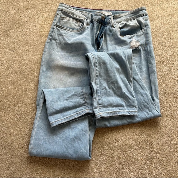 Cello Jeans with faded style.  Easy to roll up the bottoms for extra style - Picture 4 of 16